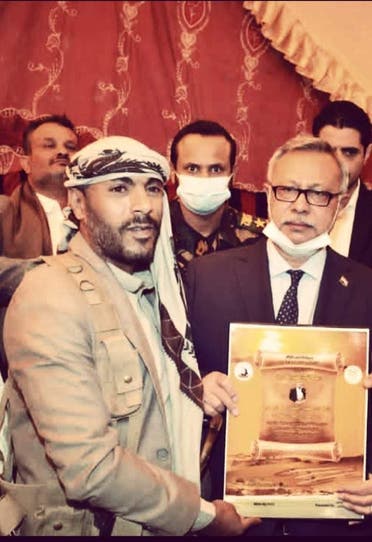 اثناء تكريم الحوثيين للقيادي في القاعدة عارف مجلي 