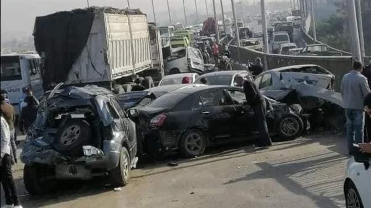 تصادم مروع.. شاحنة تسحق 7 سيارات على طريق رئيسي بمصر
