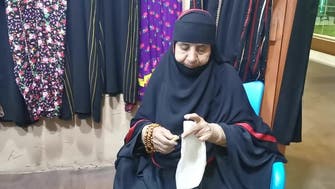 سيدة سعودية تصنع "الطواقي" منذ 70 عاماً وهذه قصتها