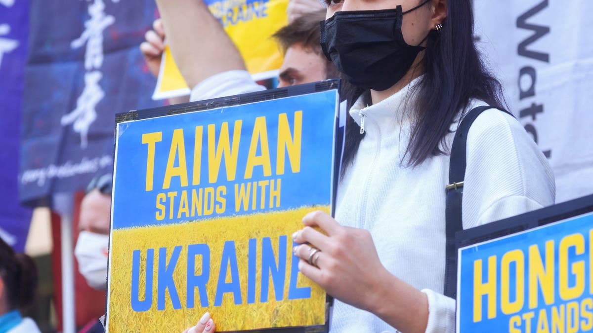 رئيسة تايوان تتبرع براتبها لكييف.. ويابانيون يتطوعون للقتال