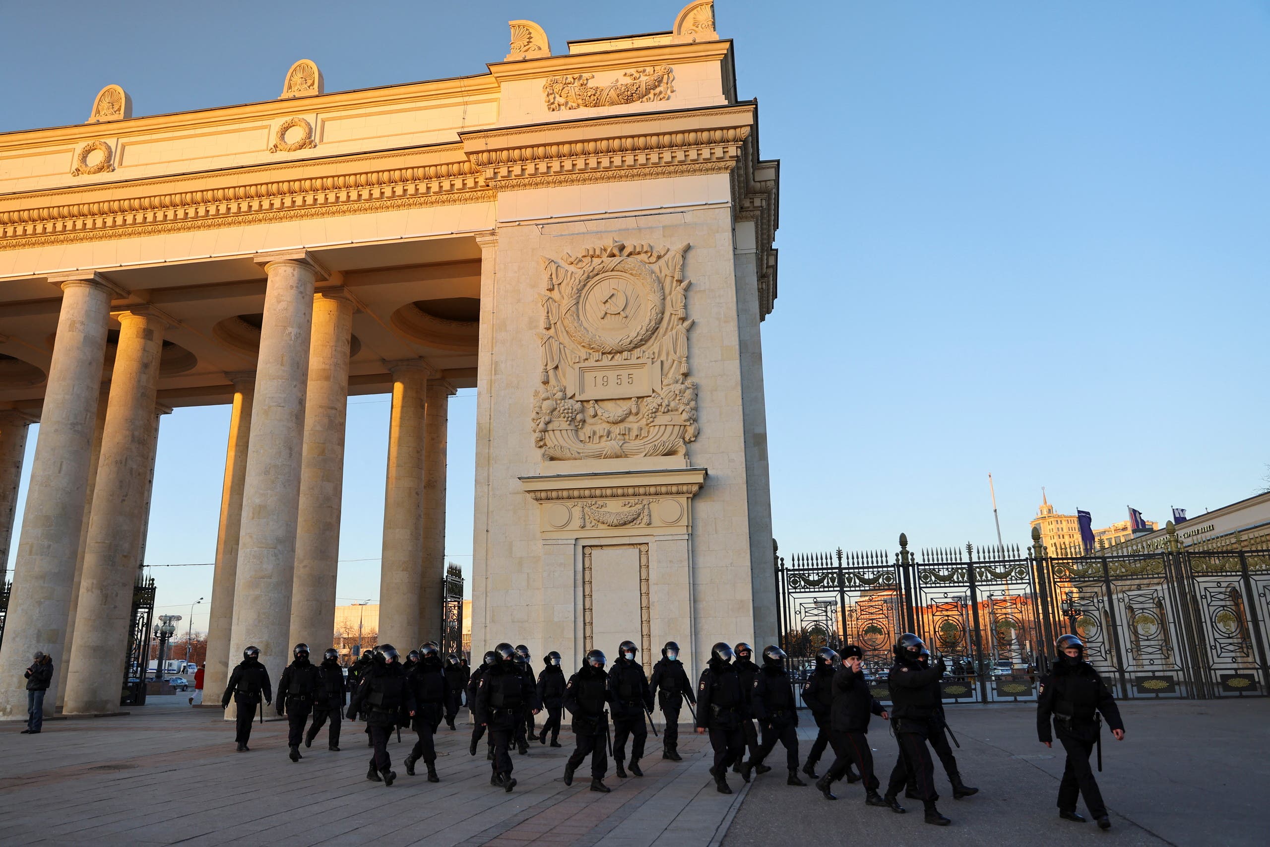 الأمن الروسي يحيط بمظاهرة خرجت في موسكو في 27 فبراير احتجاجاً على العملية العسكرية في أوكرانيا