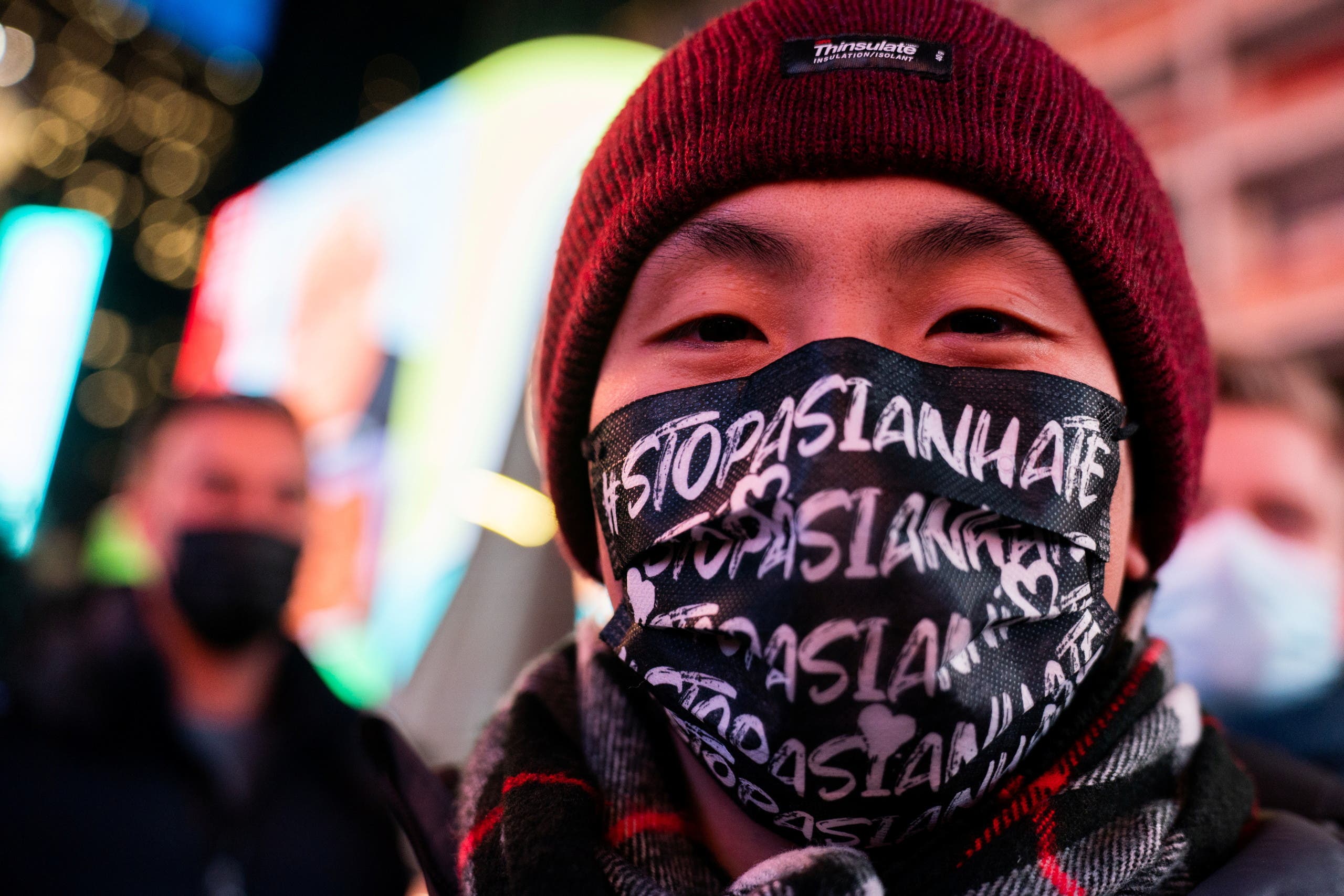 رجل يرتدي كمامة عليها شعارات ضد العنصرية ضد الآسيويين خلال تجمع في يناير الماضي في نيويورك