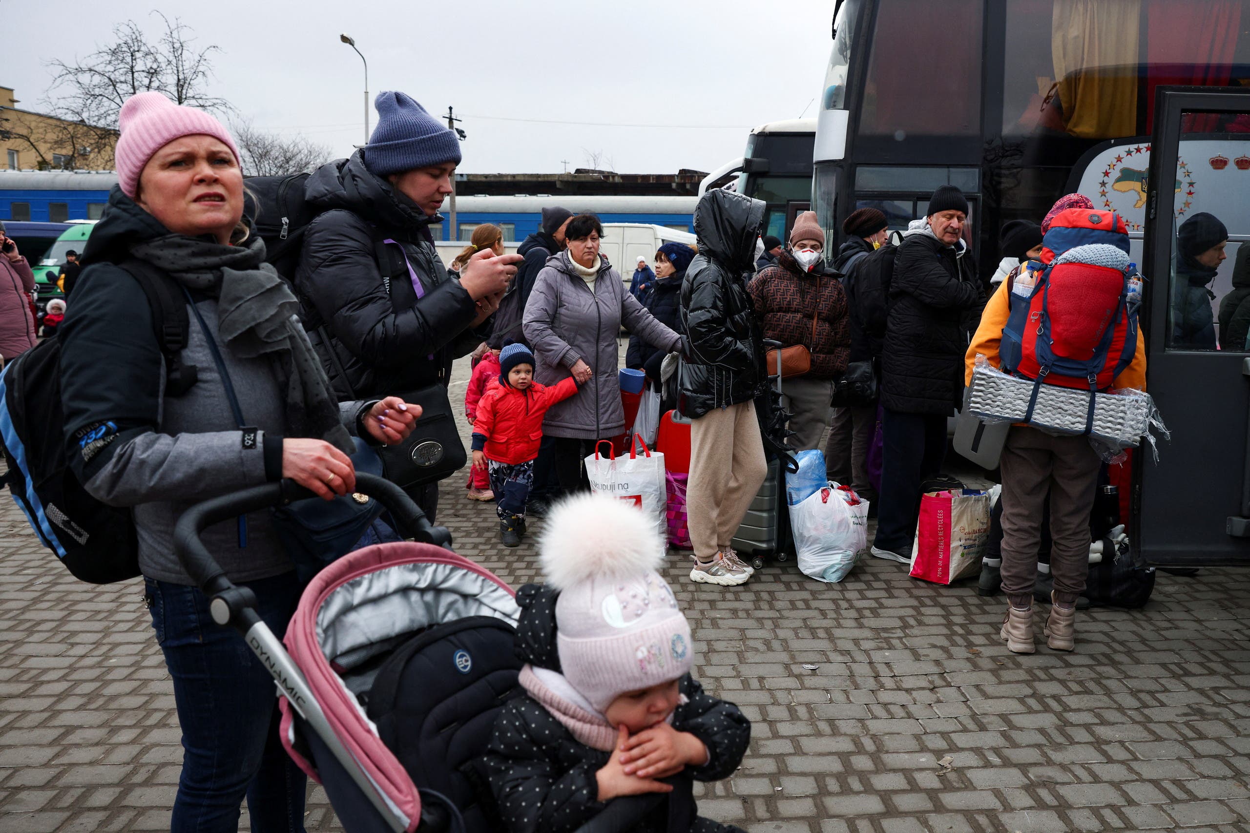 أوكرانيون يحاولون الهروب من لفيف إلى بولندا