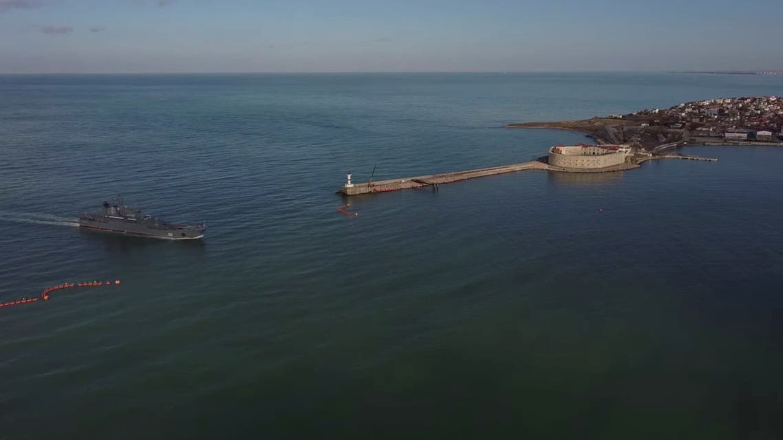 Le navire de débarquement de classe Ropucha de la marine russe Kaliningrad arrive au port de la mer Noire de Sébastopol, en Crimée, le 10 février 2022, sur cette image fixe tirée d'une vidéo.  (Reuters)