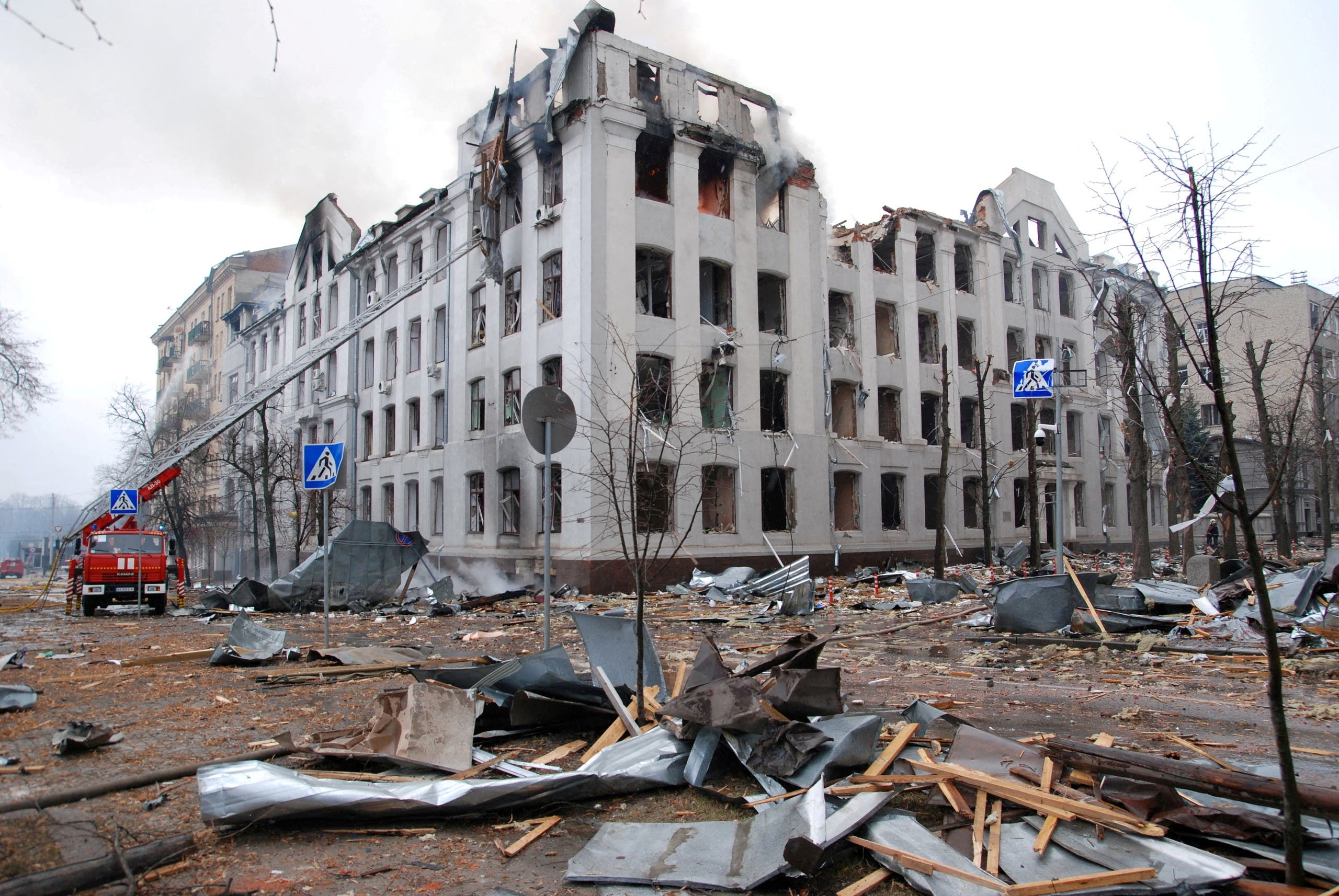 دمار وسط خاركيف الأوكرانية - رويترز