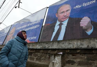 صورة للرئيس الروسي فلاديمير بوتين وقد كتب بجانبها روسيا لا تبدأ الحرب لكنها تنهيها!(فرانس برس)