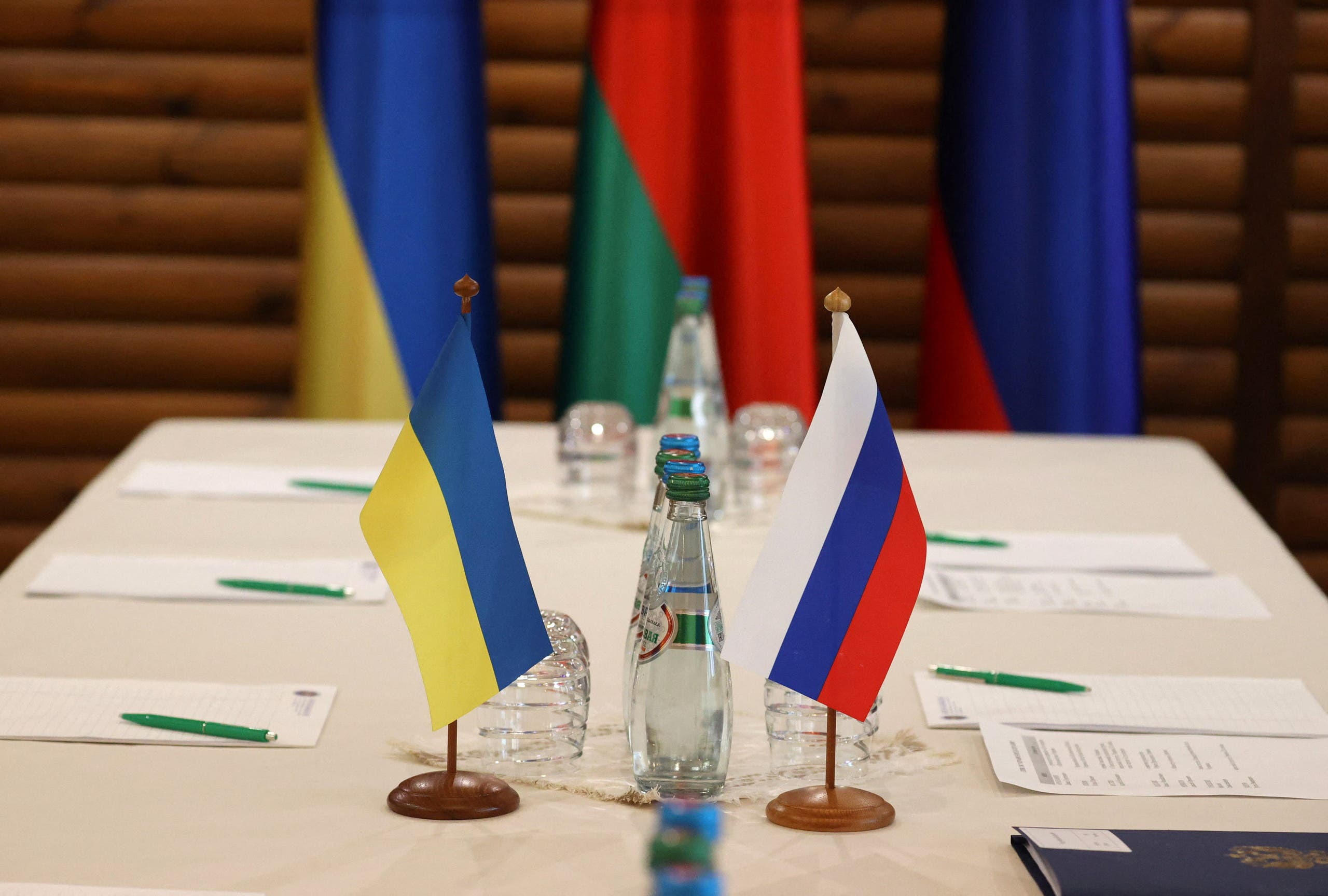 الطاولة التي شهدت الجولة الثانية من المفاوضات الروسية الأوكرانية في بيلاروسيا -(أرشيفية رويترز)