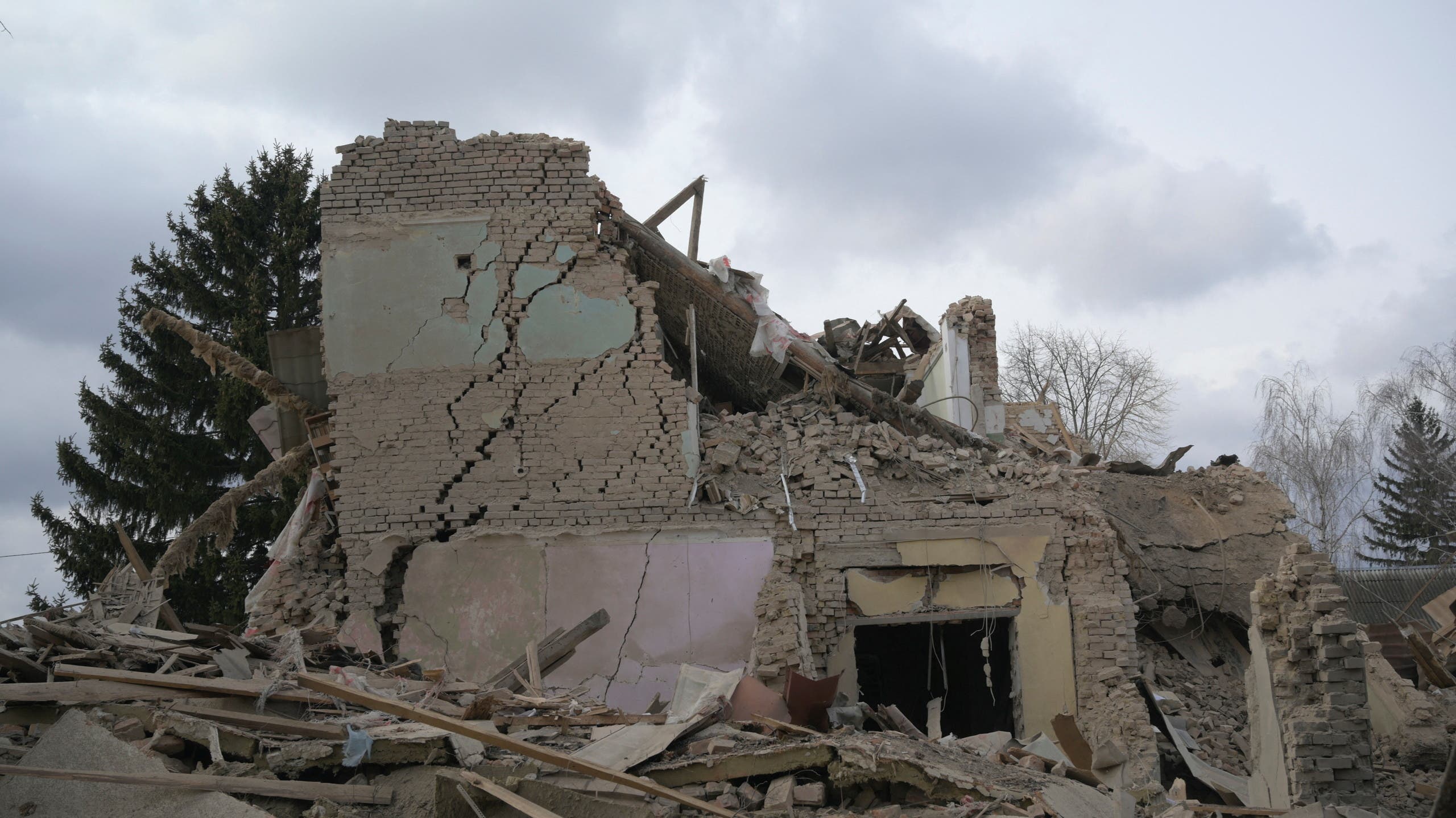 من الدمار في كييف نتيجة العملية العسكرية في أوكرانيا - رويترز