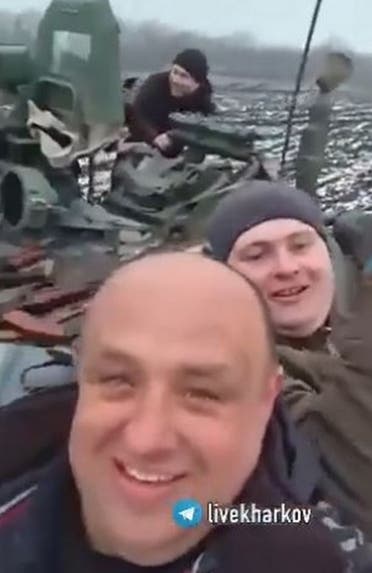مواطنون أوكرانيون يستولون على دبابة روسية