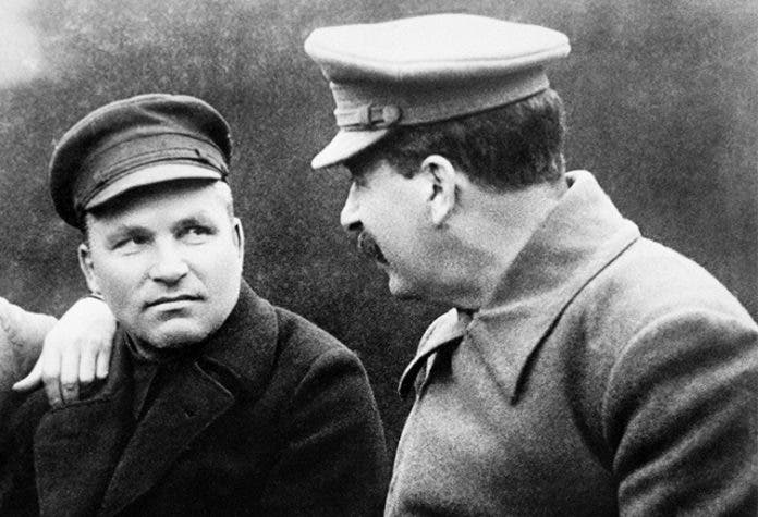 صورة تجمع بين جوزيف ستالين وسيرغي كيروف