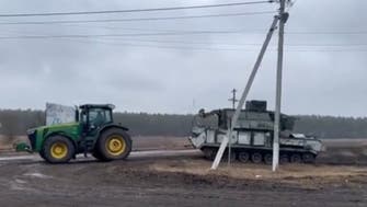 جرار مزارع أوكراني يسحب دبابة روسية.. وفيديو يوثق