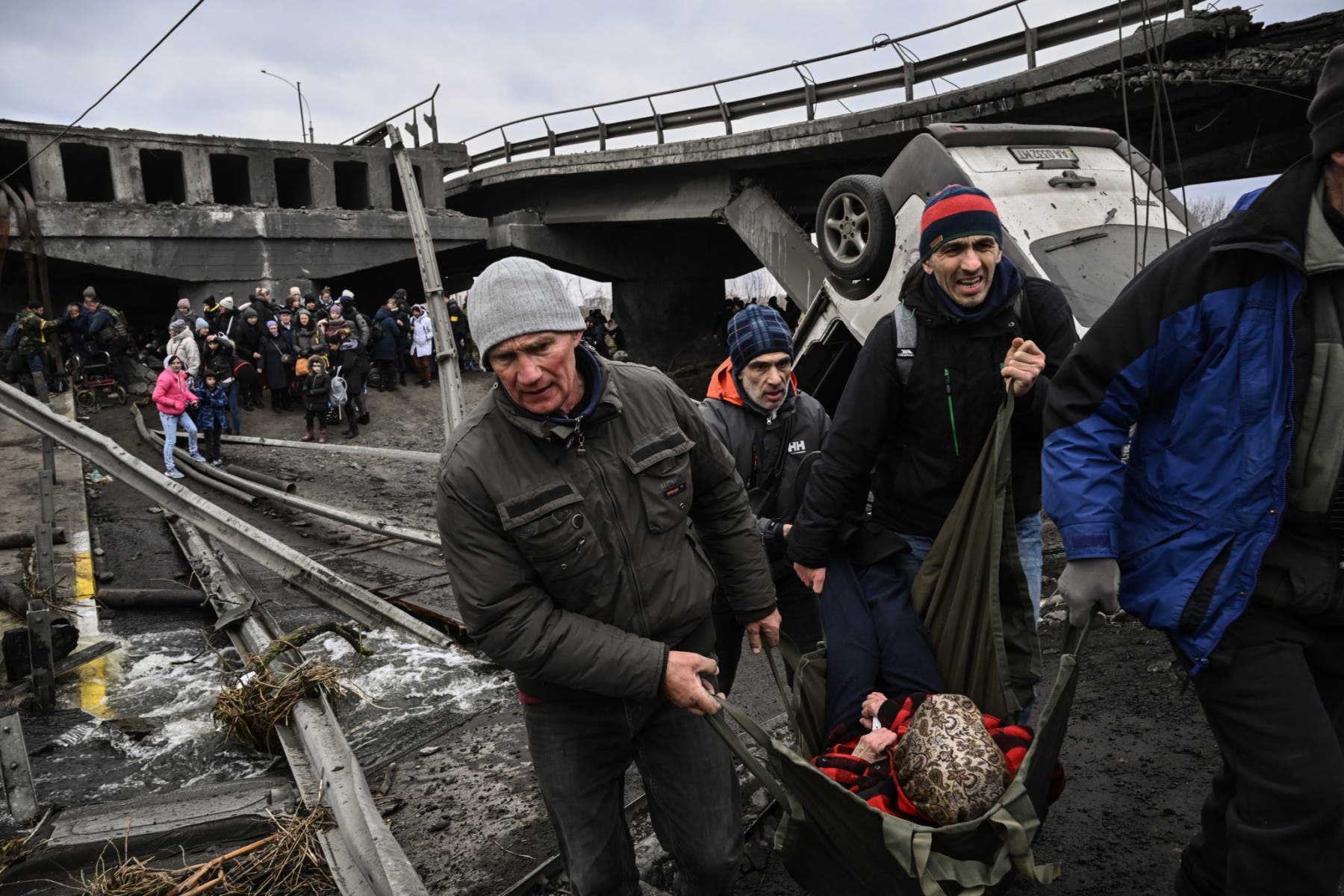 نقل مصاب بعد تدمير جسر في شمال شرق كييف - فرانس برس