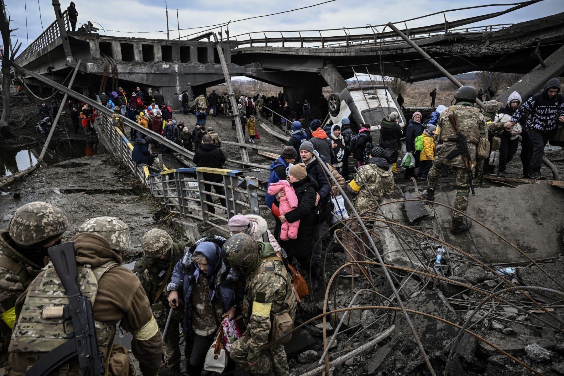 إجلاء أوكران بعد تدمير جسر في شمال شرق كييف - فرانس برس