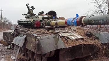 دبابة أوكرانية مدمرة قرب ماريوبول (فرانس برس)