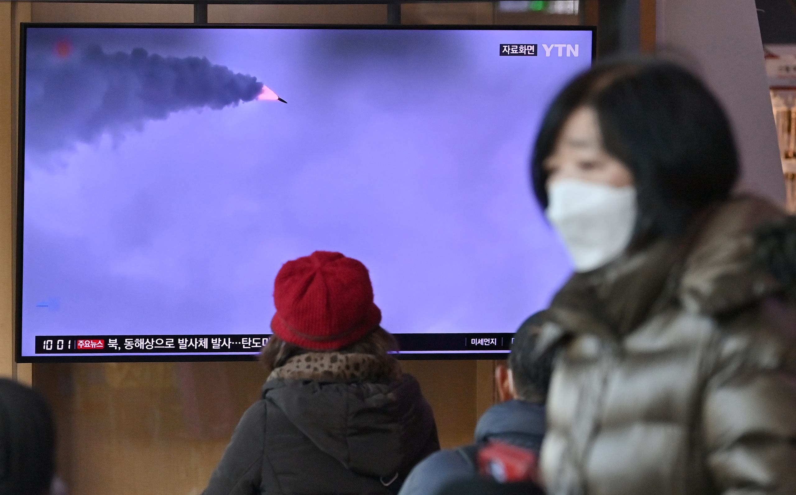 شاشة في محطة قطار في سيول تعرض الاختبار الذي اجرته كوريا الشمالية أمس