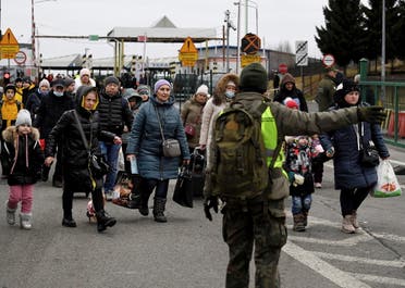لاجئون يصلون من أوكرانيا إلى بولندا