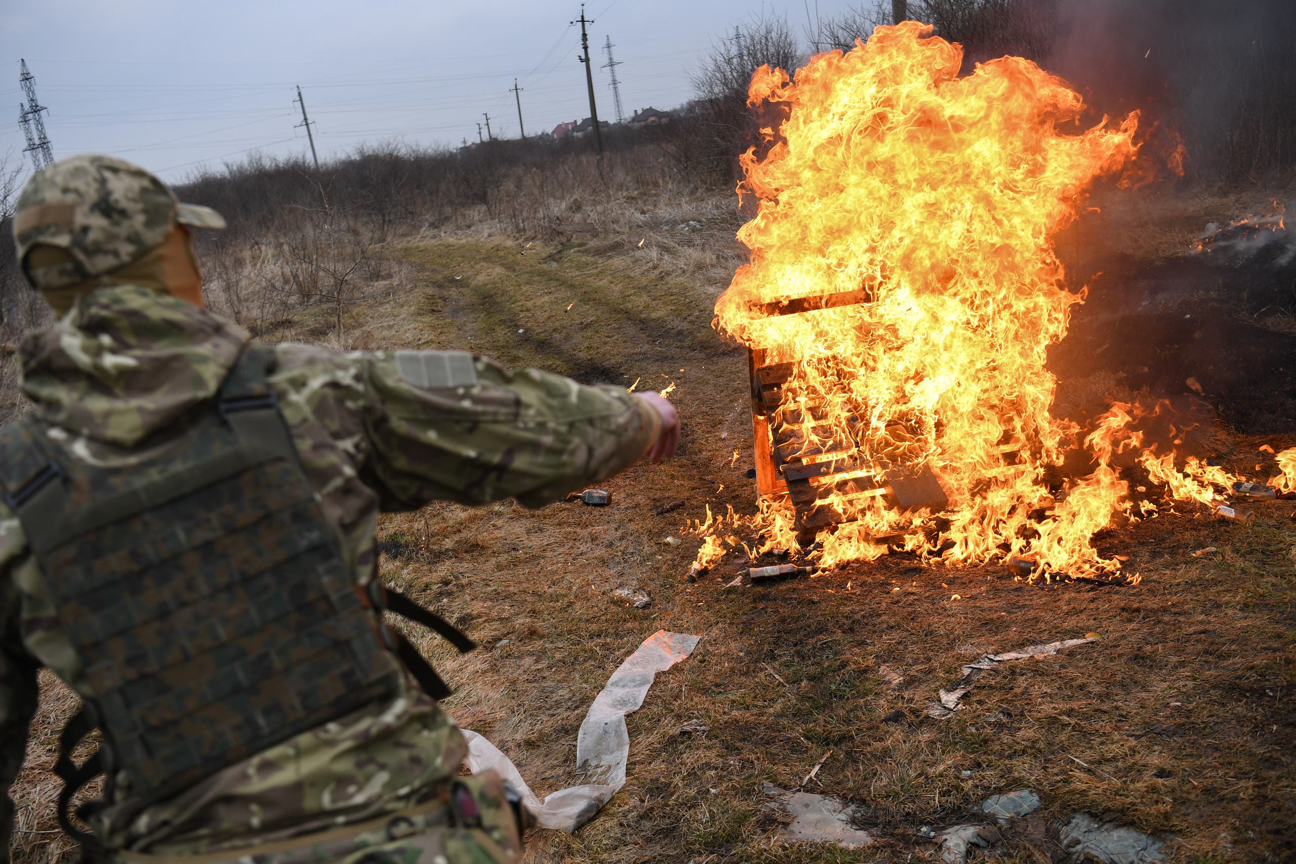 جندي أوكراني خلال تمرين عسكري في محيط لفيف وسط الأعمال القتالية مع روسيا