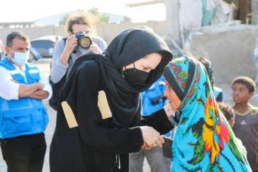 أنجلينا جولي المبعوثة الخاصة لمفوضية الأمم المتحدة السامية لشؤون اللاجئين تصافح امرأة نزحت بسبب الحرب إلى محافظة لحج