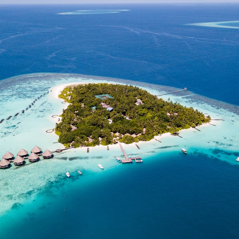 جزر المالديف تلغي متطلبات فحص كورونا للسياح الملقحين