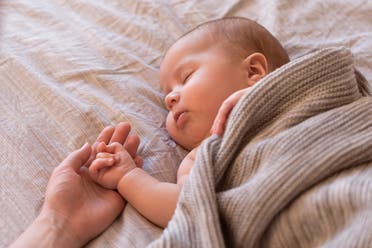  الرضيع أكثر حاجة للنوم ثم تقل عدد ساعات النوم اللازمة مع التقدم في العمر
