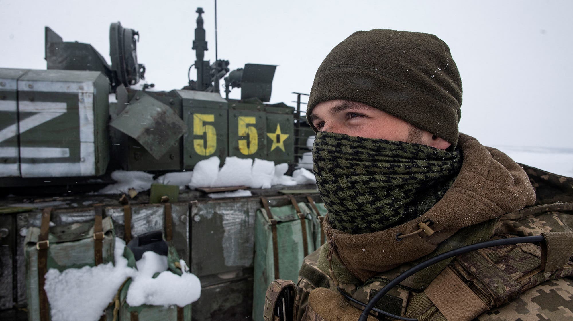 جندي أوكراني يقف بالقرب من دبابة روسية تم الاستيلاء عليها تحمل الحرف z في شمال منطقة خاركيف (أرشيفية من رويترز)