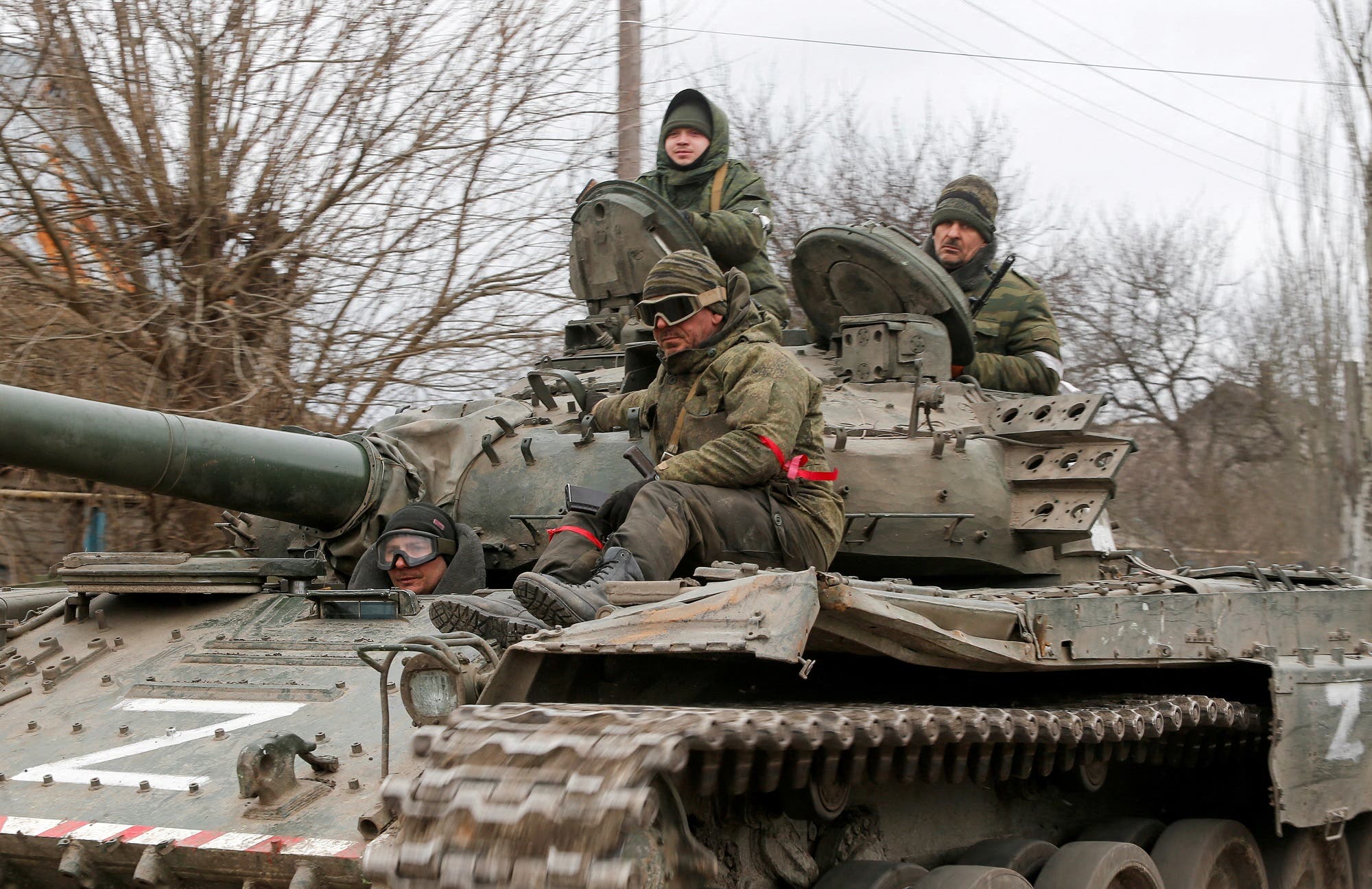 دبابة روسية عليها حرف Z في منطقة دونيتسك (أرشيفية من رويترز)