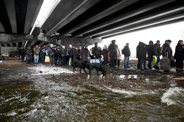 أثناء إجلاء المدنيين من مدينة إيربين شمال غربي كييف يوم 8 مارس (فرانس برس)