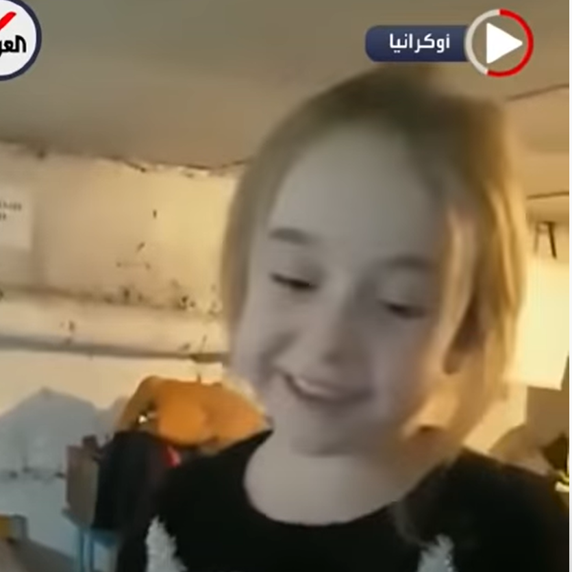 فيديو يغزو التواصل لطفلة أوكرانية تغني بملجأ تحت الأرض