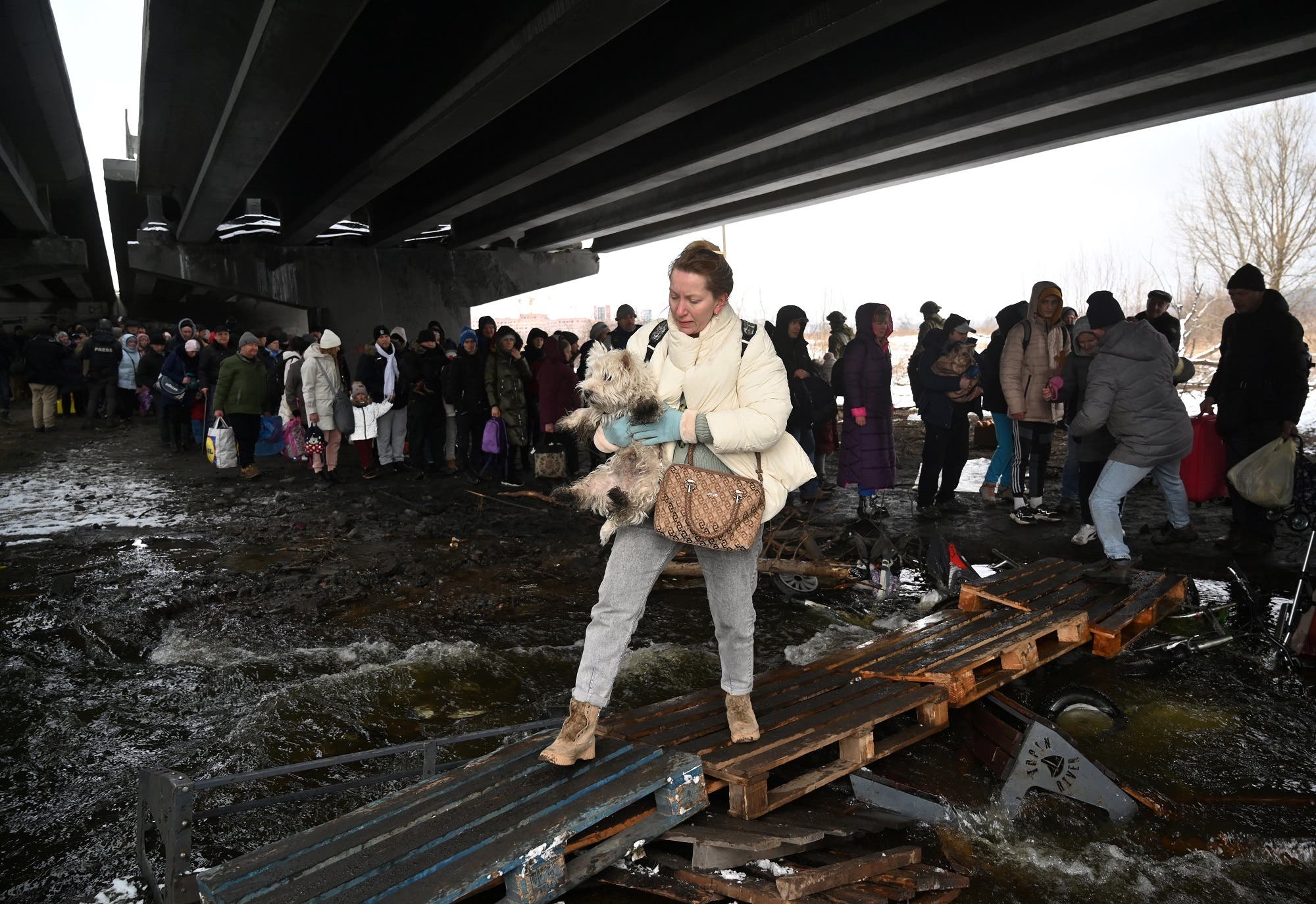 إجلاء المدنيين من مدينة إيربين شمال غربي كييف يوم 8 مارس (فرانس برس)