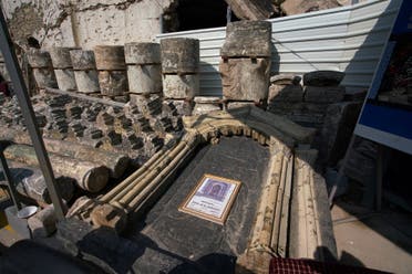 صورة تظهر قطعا أثرية تم انتشالها من كنيسة  (الطاهرة الكبرى) في البلدة القديمة بمدينة الموصل شمال العراق  - فرانس برس