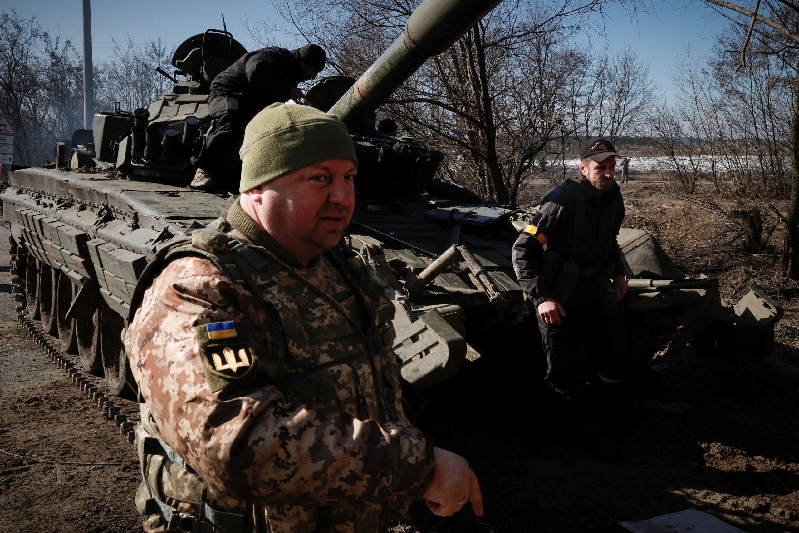 جندي أوكراني قرب دبابة روسية تمت السيطرة عليها في محيط كييف