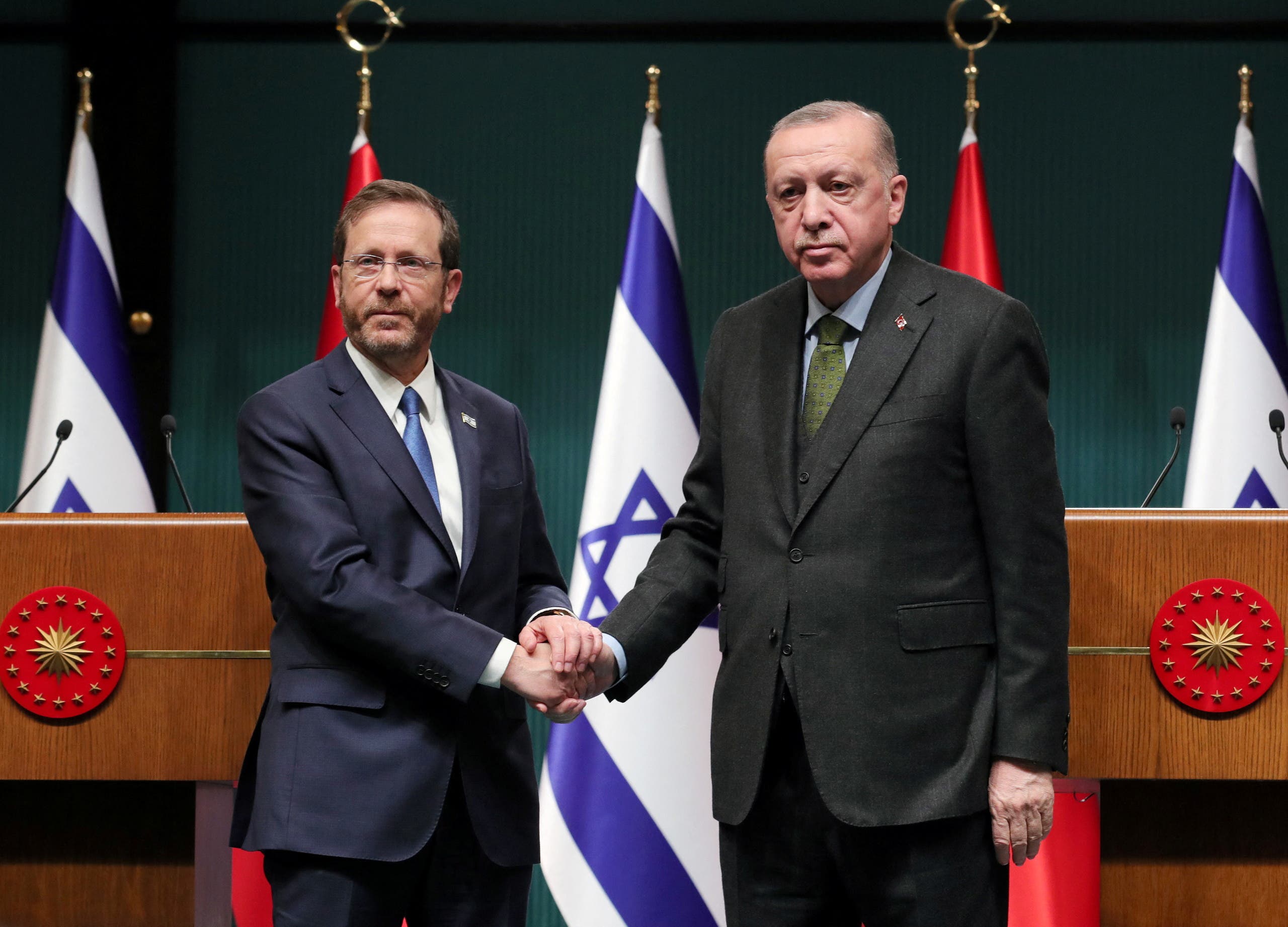 الرئيس الإسرائيلي إسحاق هرتسوغ مع الرئيس التركي رجب طيب أردوغان في أنقرة، الأربعاء