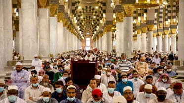 المصلون في المسجد النبوي بدون تباعد