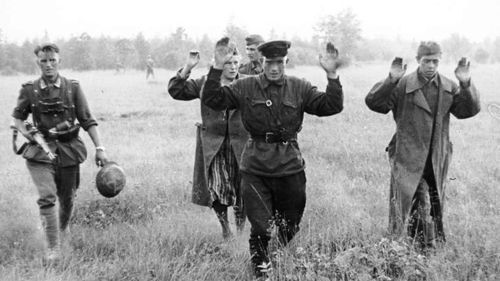 صورة لجنود سوفيت أسرى بقبضة الألمان