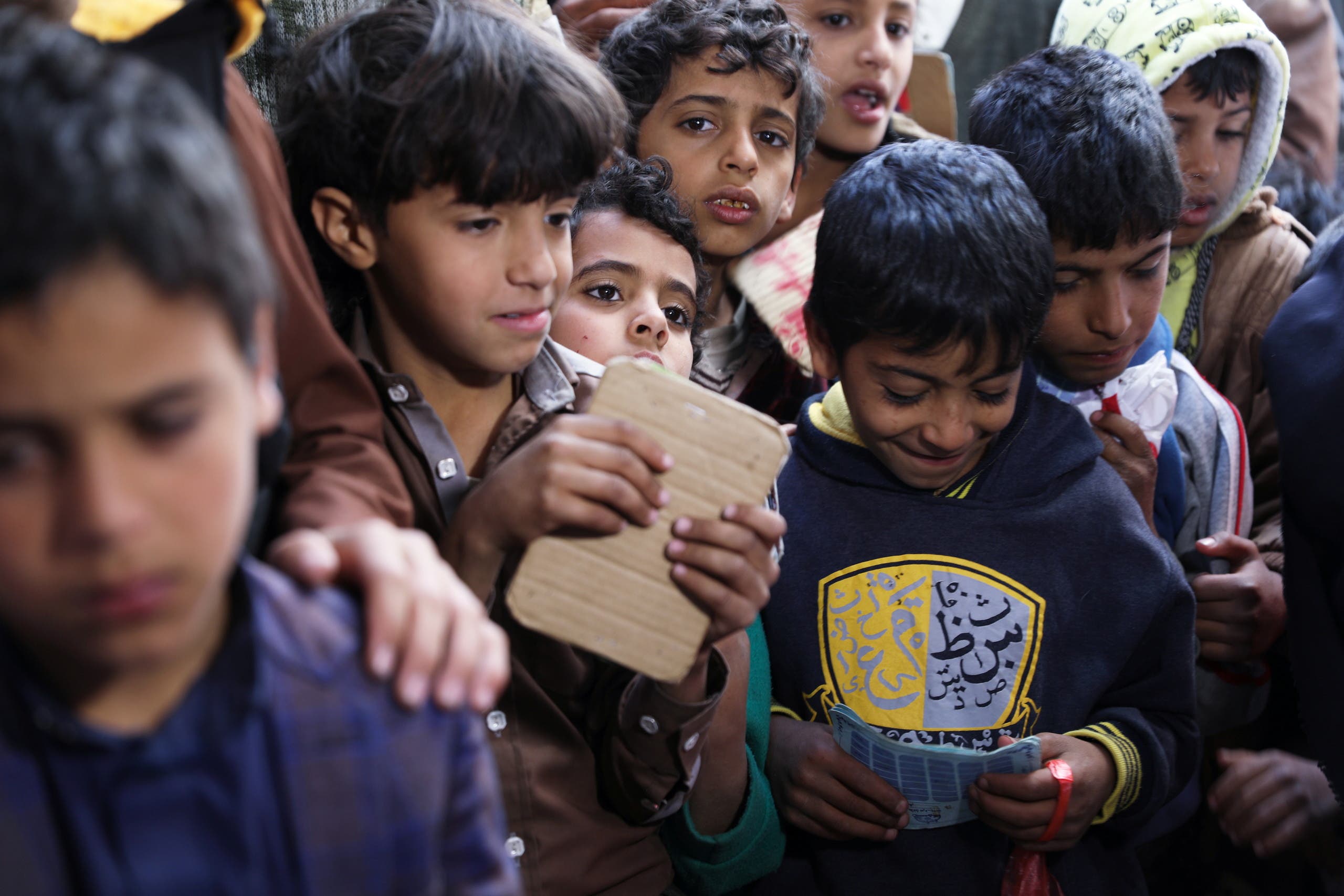 أطفال في صنعاء ينتظريون لتلقي وجبهات غذائية مجانية