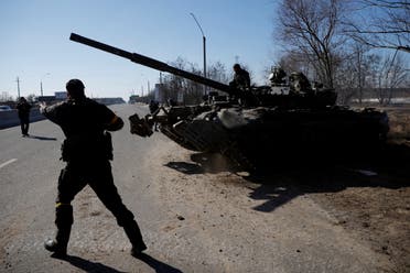 الجيش الأوكراني قرب دبابة روسية سيطر عليها في محيط كييف