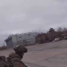 شاهد.. القوات الروسية تسيطر على مطار أوكراني بعملية إنزال
