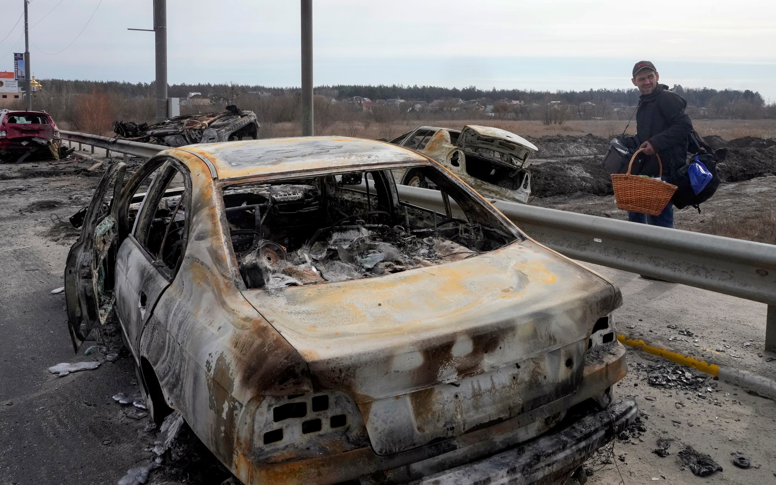 سيارة مدمرة بسبب القصف في محيط كييف