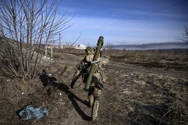 جندي أوكراني على جبهة القتال في محيط كييف