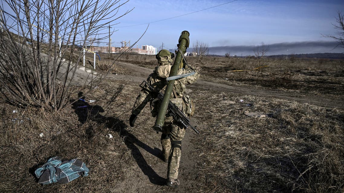 A Ukranian serviceman walks towards the front line in the city of Irpin, northern Ukraine, on March 12, 2022.  (File photo: AFP)