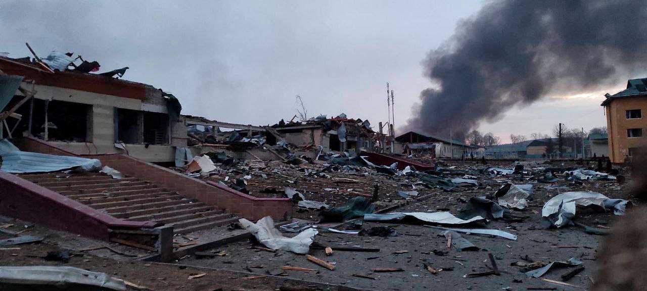 آثار الدمار عقب الهجوم الروسي على قاعدة يافوريف الأوكرانية - رويترز 13 مارس 2022