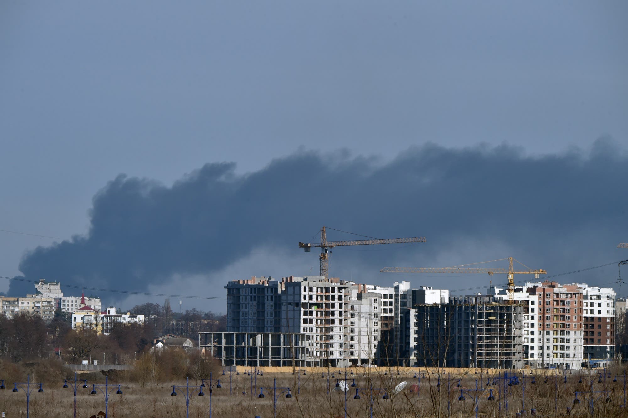 دخان يتصاعد فوق إيربين شمال كييف يوم 12 مارس (فرانس برس)