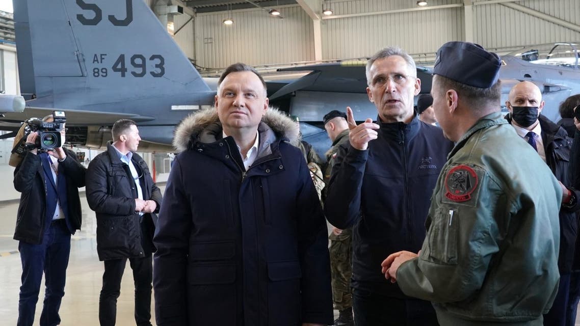 الرئيس البولندي أندريز دودا وإلى جانبه أمين عام الناتو (أرشيفية- فرانس برس)