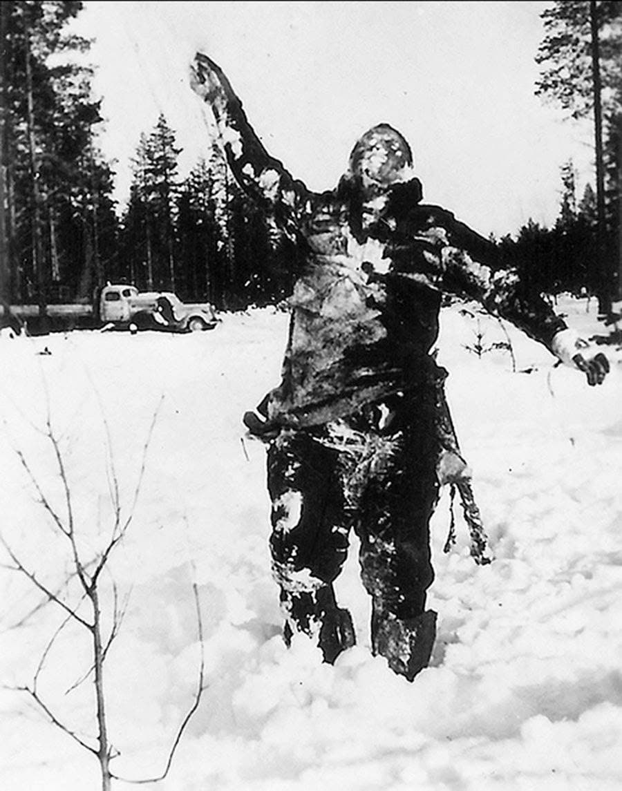 صورة لجثة جندي سوفيتي مات تجمدا ووضعه الفنلنديون على هذه الهيأة لإهانته وإخافة رفاقه