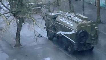 مركبات عسكرية مصفحة بعلامات Z في شوارع خيرسون يوم 1 مارس (رويترز)