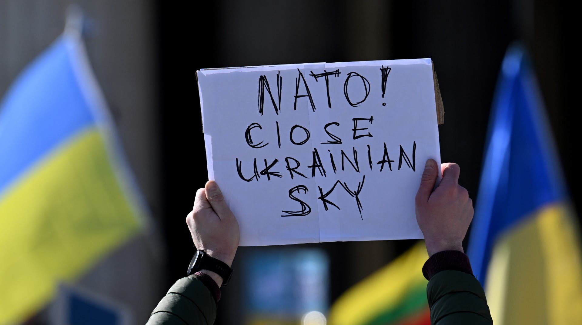 مطالبات أوكرانية متكررة للناتو بفرض حظر طيران فوق أوكرانيا (فرانس برس)