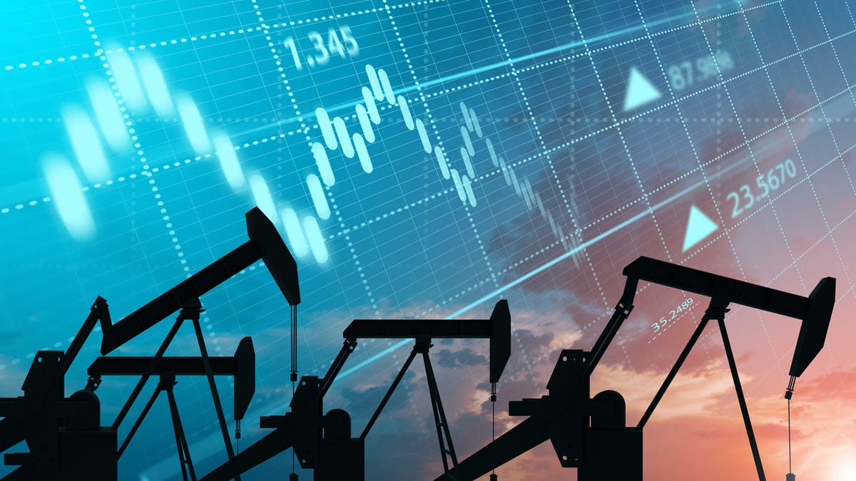 أسعار النفط تتحرك في نطاق ضيق بفعل مخاوف تباطؤ الطلب وضبابية الإمداد
