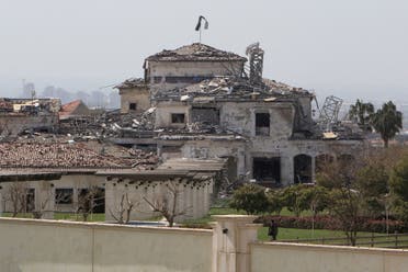مبنى مدمر في أعقاب الهجمات الصاروخية على أربيل (رويترز)
