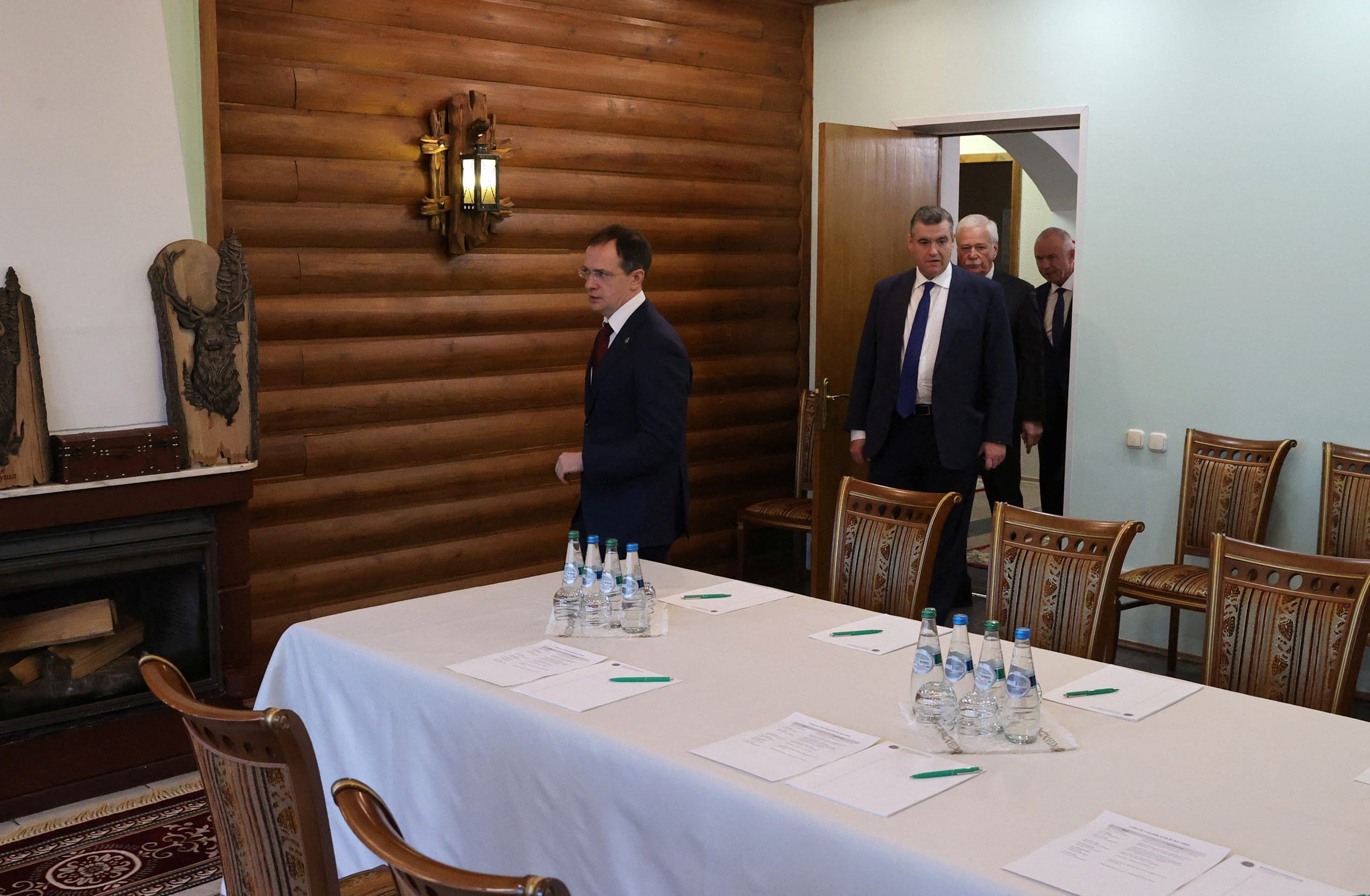 رئيس الوفد الروسي المفاوض مع أوكرانيا فلاديمير ميدينسكي في جولة مفاوضات سابقة مع الأوكران في بيلاروسيا - أرشيفية من رويترز