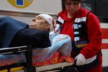 نقل جندي أصيب بالهجوم على قاعدة يافوريف العسكرية إلى مستشفى في أوكرانيا (أرشيفية من رويترز)